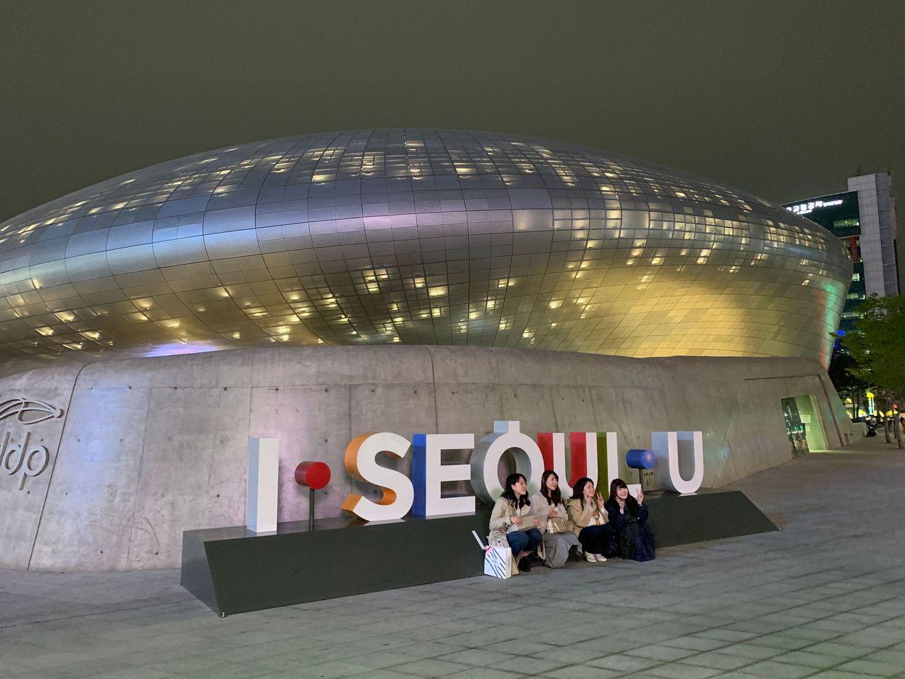 2025 Dongdaemun Night Market Visit! - Enjoy all the attractions from lively DDP night market!